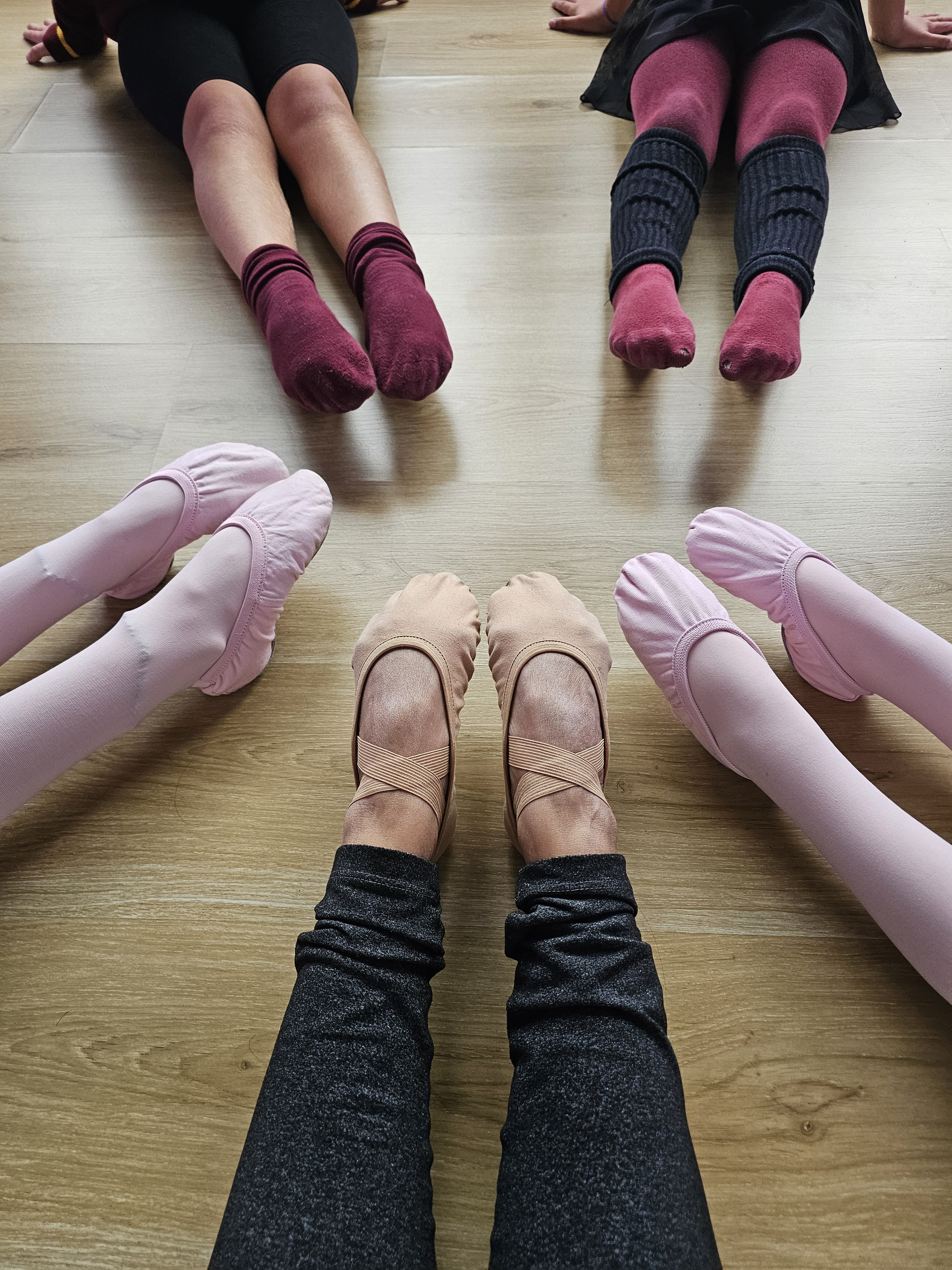 Pies de alumnas en una clase de ballet.